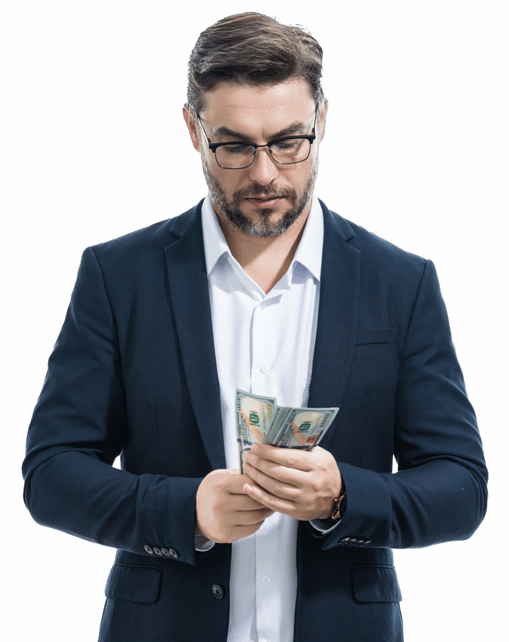 Retrato de un ejecutivo con anteojos y traje azul marino contando billetes de cien dólares frente a un fondo gris claro neutro.